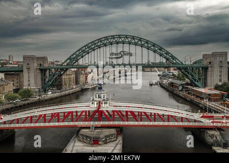 Immagine a colori satura grintosa di Tyne e Low Level Bridges a Newcastle Foto Stock