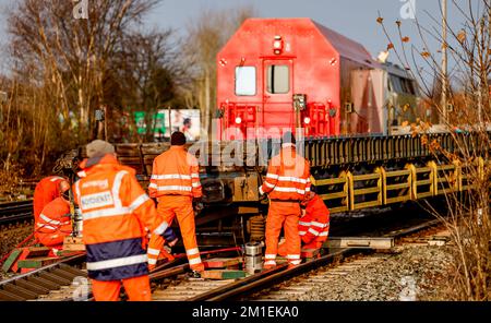 12 dicembre 2022, Schleswig-Holstein, Niebüll: I tecnici lavorano su vagoni di un autotreno deragliato. Diversi vagoni di un treno auto deragliato a Niebüll (Frisia del Nord) il Lunedi mattina. L'incidente è accaduto durante lo shunting, ha detto un portavoce della polizia federale. Di conseguenza, nessuno è stato ferito. Il traffico della navetta per Westerland su Sylt e il traffico passeggeri per Tondern in Danimarca sono stati ostacolati. Foto: Axel Heimken/dpa Foto Stock