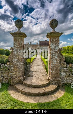 I due imponenti gatewols in pietra all'ingresso del giardino Apostle a Lytes Cary Manor, nr Somerton, Somerset, Inghilterra, Regno Unito Foto Stock