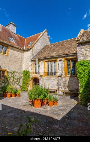 Il cortile centrale di Lytes Cary Manor, nr Somerton, Somerset, Inghilterra, Regno Unito Foto Stock