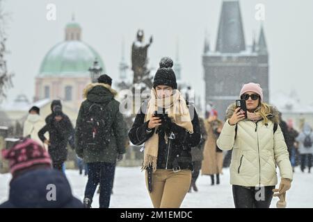 Praga, Repubblica Ceca. 12th Dec, 2022. Persone sul Ponte Carlo durante una nevicata, il 12 dicembre 2022, a Praga, Repubblica Ceca. Credit: Vit Simanek/CTK Photo/Alamy Live News Foto Stock