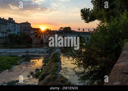 Tramonto sul ponte romano che attraversa il Vidourle a Sommières Foto Stock