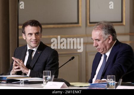 Parigi, Francia. 12th Dec, 2022. Il Presidente Emmanuel Macron, Francois Bayrou, ha partecipato alla seconda sessione plenaria del Consiglio Nazionale di Rifondazione (Conseil National de la Refondation) (CNR) al Palazzo Presidenziale Elysee di Parigi il 12 dicembre 2022. Credit: Abaca Press/Alamy Live News Foto Stock