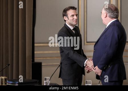 Parigi, Francia. 12th Dec, 2022. Il Presidente Emmanuel Macron, Francois Bayrou, ha partecipato alla seconda sessione plenaria del Consiglio Nazionale di Rifondazione (Conseil National de la Refondation) (CNR) al Palazzo Presidenziale Elysee di Parigi il 12 dicembre 2022. Credit: Abaca Press/Alamy Live News Foto Stock