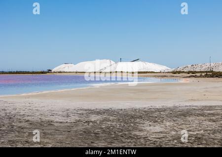 TAS de sel blanc dans le Salin d'Aigues-Mortes Foto Stock