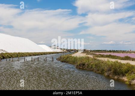 TAS de sel blanc dans le Salin d'Aigues-Mortes Foto Stock