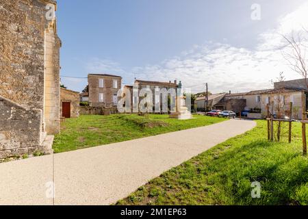 Plassac, Francia - 01 novembre 2022: Dettaglio architettonico delle case tipiche nel centro della città in un giorno di autunno Foto Stock