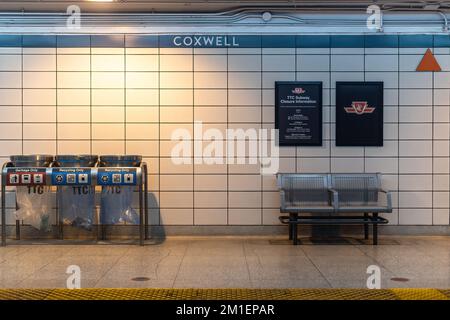 Piattaforma della stazione della metropolitana di Coxwell nella linea 2 del sistema di trasporto pubblico della Toronto Transit Commission, Canada Foto Stock