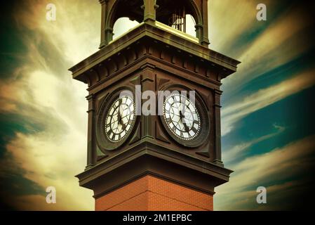 Torre dell'Orologio della stazione di Hose numero 8, un edificio storico in College Street a Toronto, Canada Foto Stock