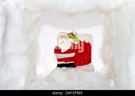 Babbo Natale circondato dalla neve, design creativo per le vacanze, concetto minimal Foto Stock