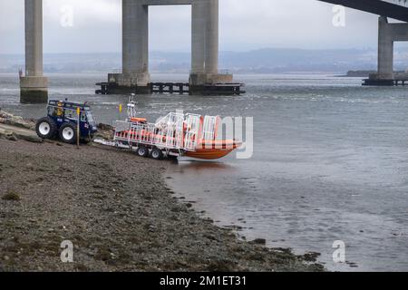 Esercitatevi a lanciare il trattore della North Kessock Lifeboat, dalla rampa di uscita della stazione dei lifboat, sotto il ponte di Kessock, Black Isle, Ross-shire. Foto Stock