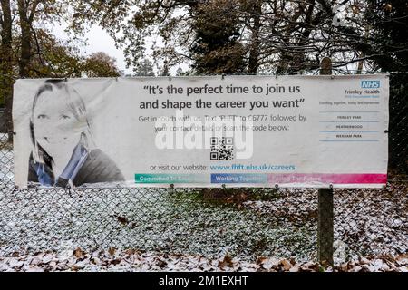 Dicembre 12th, 2022. Frimley Park Hospital in inverno con neve, Surrey, Inghilterra, Regno Unito. L'NHS sta lottando quest'inverno con la scarsità di personale, l'enorme pressione sui letti dell'ospedale e gli imminenti scioperi infermieri che inizieranno questa settimana. Ci è un backlog enorme dei pazienti che attendono le operazioni ed il trattamento ed alto numero di infezioni di inverno quali l'influenza, il covid-19 e il RSV sono attesi. Foto Stock