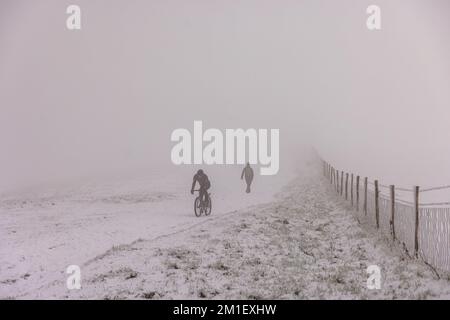 Brighton, Regno Unito. 12th Dec, 2022. Persone in bicicletta e a piedi al Ditchling Beacon a Brighton, Sussex. Credit: Steven Paston/Alamy Live News Credit: steven Paston/Alamy Live News Foto Stock