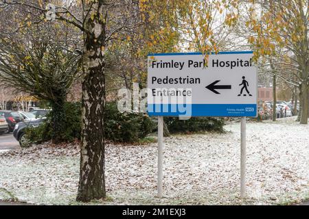 Dicembre 12th, 2022. Frimley Park Hospital in inverno con neve, Surrey, Inghilterra, Regno Unito. L'NHS sta lottando quest'inverno con la scarsità di personale, l'enorme pressione sui letti dell'ospedale e gli imminenti scioperi infermieri che inizieranno questa settimana. Ci è un backlog enorme dei pazienti che attendono le operazioni ed il trattamento ed alto numero di infezioni di inverno quali l'influenza, il covid-19 e il RSV sono attesi. Foto Stock