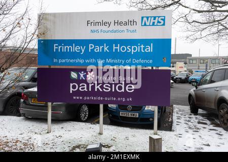 Dicembre 12th, 2022. Frimley Park Hospital in inverno con neve, Surrey, Inghilterra, Regno Unito. L'NHS sta lottando quest'inverno con la scarsità di personale, l'enorme pressione sui letti dell'ospedale e gli imminenti scioperi infermieri che inizieranno questa settimana. Ci è un backlog enorme dei pazienti che attendono le operazioni ed il trattamento ed alto numero di infezioni di inverno quali l'influenza, il covid-19 e il RSV sono attesi. Foto Stock