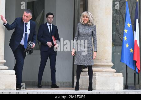 Parigi, Francia. 12th Dec, 2022. La signora Brigitte Macron nel cortile principale del Palazzo Elysee a Parigi, Francia, il 12 dicembre 2022. (Foto di Lionel Urman/Sipa USA) Credit: Sipa USA/Alamy Live News Foto Stock