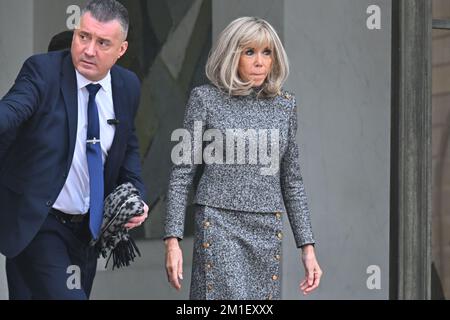 Parigi, Francia. 12th Dec, 2022. La signora Brigitte Macron nel cortile principale del Palazzo Elysee a Parigi, Francia, il 12 dicembre 2022. (Foto di Lionel Urman/Sipa USA) Credit: Sipa USA/Alamy Live News Foto Stock