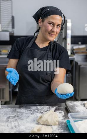Chef professionista che lavora pasta di pane Foto Stock