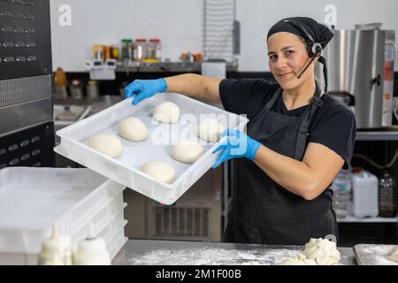 Chef professionista che lavora pasta di pane Foto Stock