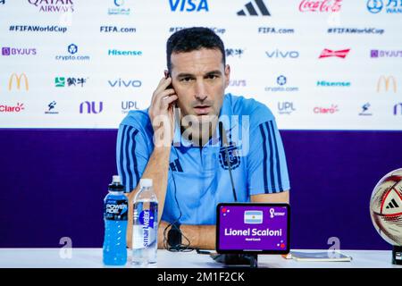 Doha, Qatar. 12th Dec, 2022. Lionel Scaloni allenatore dell'Argentina durante una conferenza stampa presso il centro stampa della Coppa del mondo FIFA Qatar 2002 nella città di Doha in Qatar 12 dicembre 2022. (Foto: William Volcov) Credit: Brazil Photo Press/Alamy Live News Foto Stock