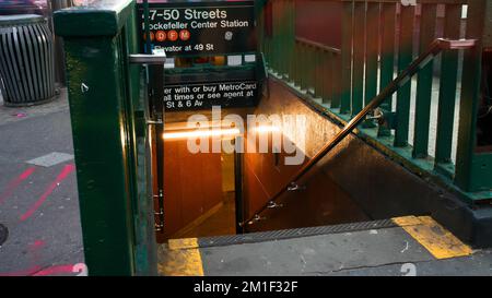 NEW YORK, NY, USA - 10 DICEMBRE 2022: Ingresso della metropolitana 47-50 Rockefeller Center Station Foto Stock