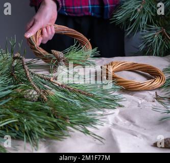 Preparandosi per le feste di Natale. Wreath di Natale fare Foto Stock