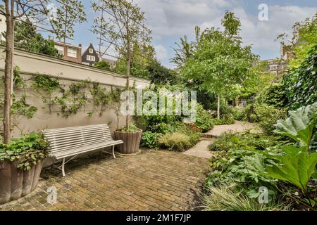 Piccolo patio semplice con piccolo giardino vicino recinzione in legno Foto Stock