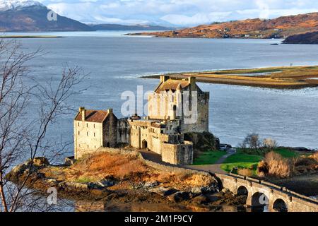 Eilean Donan Castello Dornie Scozia guardando attraverso Loch Duich in inverno con neve sulle colline Foto Stock