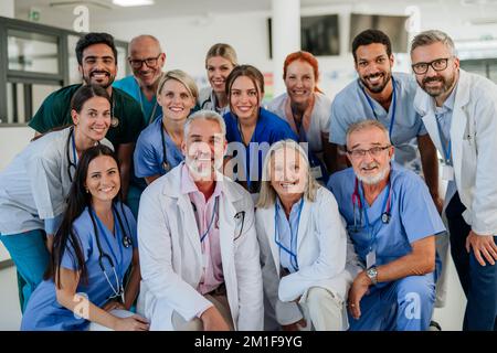 Ritratto di medici felici, infermieri e altro personale medico in ospedale. Foto Stock