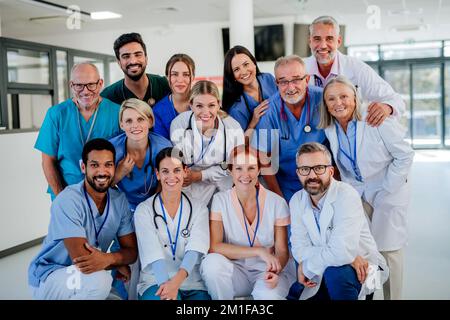 Ritratto di medici felici, infermieri e altro personale medico in ospedale. Foto Stock