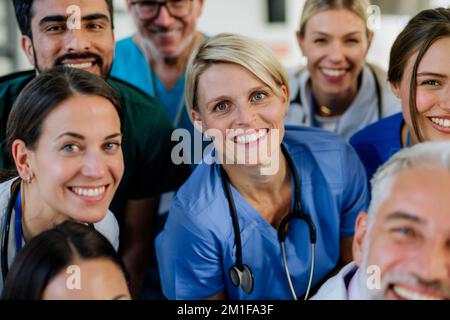 Ritratto di medici felici, infermieri e altro personale medico in ospedale. Foto Stock