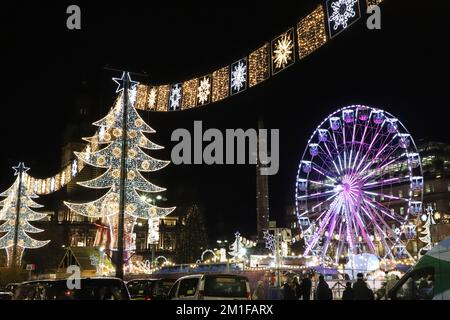 George Square con ruota panoramica, albero di Natale e decorazioni Glasgow Scozia Dicembre 2022 Foto Stock