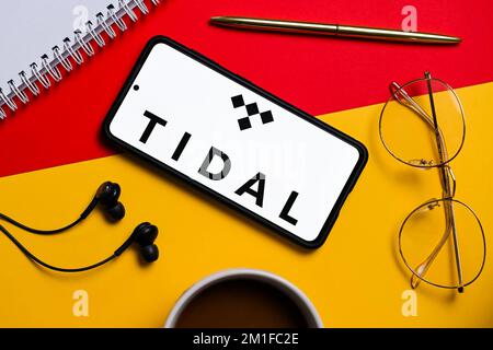 Polonia. 10th Dec, 2022. In questa immagine viene visualizzato un logo Tidal sullo smartphone. (Foto di Mateusz Slodkowski/SOPA Images/Sipa USA) Credit: Sipa USA/Alamy Live News Foto Stock