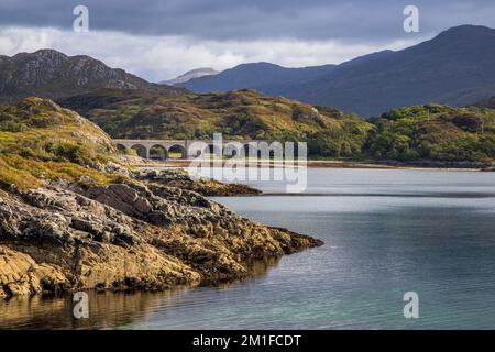 Il Viadotto ferroviario delle Highland occidentali sulla riva orientale di Loch Nan Uamh, Lochaber, Scozia Foto Stock