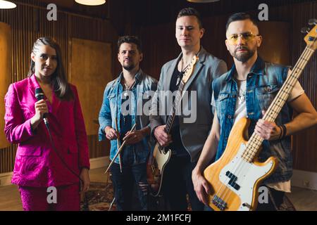 foto per la copertina di un album della band musicale, quattro membri in piedi nello studio di registrazione. Foto di alta qualità Foto Stock