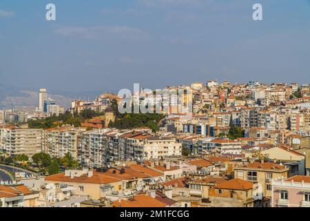 Una vista aerea del panorama centrale di Smirne da Asansor, in Turchia, in una giornata di sole Foto Stock