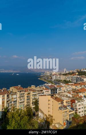 Una vista aerea del panorama centrale di Smirne da Asansor, in Turchia, in una giornata di sole, con un mare blu sullo sfondo Foto Stock