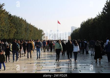 I visitatori camminano in quella che è conosciuta come la strada del leone di Anıtkabir. Visitatori del mausoleo. Foto Stock