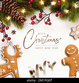 Buon Natale e Felice Feste auguri, cornice, banner. Anno nuovo. Noel. Ramo dell'albero di Natale, pan di zenzero e ornamenti su sfondo bianco. Foto Stock