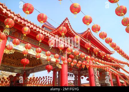 Tempio buddista cinese decorato con Lanterne di Capodanno cinese in numerose file Foto Stock