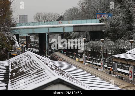 I binari del treno sono coperti di neve alla stazione della metropolitana di North Acton, a ovest di Londra. Neve e ghiaccio hanno spazzato le parti del Regno Unito, con le condizioni fredde del wintry regolato per continuare per i giorni. Data immagine: Lunedì 12 dicembre 2022. Credit: Isabel Infantes/Alamy Live News Foto Stock