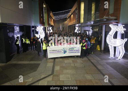 Ayr, Ayrshire, Scozia, Regno Unito. Consiglio del Sud Ayrshire. Nell'ambito di un periodo di 16 giorni, oltre 130 donne e uomini hanno camminato per Ayr promuovendo il messaggio 'fine della violenza contro le donne e i bambini' Giornata Internazionale per l'eliminazione della violenza contro le donne. Questa iniziativa si svolge ogni anno in tutti i paesi di tutto il mondo per affrontare la violenza contro le donne e cambiare atteggiamento e comportamento a tutti i livelli, fino alla Giornata dei diritti umani del 10 dicembre. Foto Stock