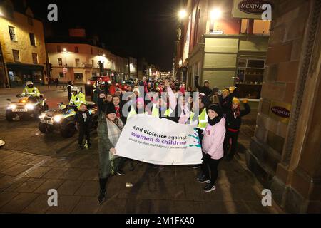 Ayr, Ayrshire, Scozia, Regno Unito. Consiglio del Sud Ayrshire. Nell'ambito di un periodo di 16 giorni, oltre 130 donne e uomini hanno camminato per Ayr promuovendo il messaggio 'fine della violenza contro le donne e i bambini' Giornata Internazionale per l'eliminazione della violenza contro le donne. Questa iniziativa si svolge ogni anno in tutti i paesi di tutto il mondo per affrontare la violenza contro le donne e cambiare atteggiamento e comportamento a tutti i livelli, fino alla Giornata dei diritti umani del 10 dicembre. Foto Stock