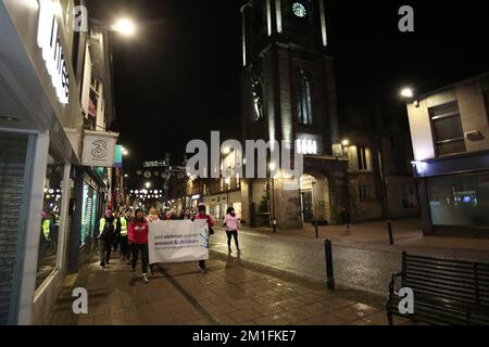 Ayr, Ayrshire, Scozia, Regno Unito. Consiglio del Sud Ayrshire. Nell'ambito di un periodo di 16 giorni, oltre 130 donne e uomini hanno camminato per Ayr promuovendo il messaggio 'fine della violenza contro le donne e i bambini' Giornata Internazionale per l'eliminazione della violenza contro le donne. Questa iniziativa si svolge ogni anno in tutti i paesi di tutto il mondo per affrontare la violenza contro le donne e cambiare atteggiamento e comportamento a tutti i livelli, fino alla Giornata dei diritti umani del 10 dicembre. Foto Stock