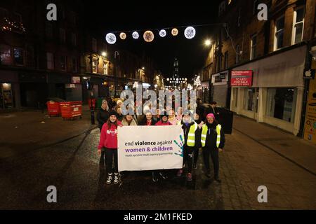 Ayr, Ayrshire, Scozia, Regno Unito. Consiglio del Sud Ayrshire. Nell'ambito di un periodo di 16 giorni, oltre 130 donne e uomini hanno camminato per Ayr promuovendo il messaggio 'fine della violenza contro le donne e i bambini' Giornata Internazionale per l'eliminazione della violenza contro le donne. Questa iniziativa si svolge ogni anno in tutti i paesi di tutto il mondo per affrontare la violenza contro le donne e cambiare atteggiamento e comportamento a tutti i livelli, fino alla Giornata dei diritti umani del 10 dicembre. Foto Stock