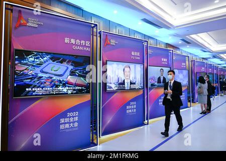 Shenzhen, Provincia di Guangdong in Cina. 9th Dec, 2022. I video dei vari distretti di Shenzhen sono esposti alla 2022 Shenzhen Global Investment Promotion Conference a Shenzhen, nella provincia del Guangdong, nel sud della Cina, il 9 dicembre 2022. Credit: Liang Xu/Xinhua/Alamy Live News Foto Stock