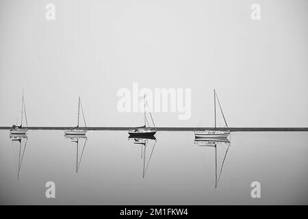 Le barche rimangono calme in mare. Le onde rimangono lontane da loro. Lasciateli riposare. la nostra vita è simile alla storia delle barche Foto Stock