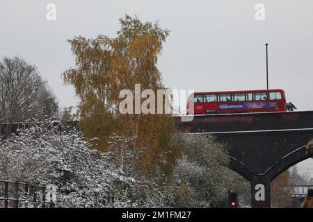 Un passo rosso a due piani da Londra vicino alla stazione della metropolitana di North Acton, nella parte ovest di Londra. Neve e ghiaccio hanno spazzato le parti del Regno Unito, con le condizioni fredde del wintry regolato per continuare per i giorni. Data immagine: Lunedì 12 dicembre 2022. Credit: Isabel Infantes/Alamy Live News Foto Stock