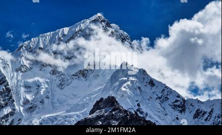 massiccio epico del ghiacciaio con due cime e nuvole di fronte Foto Stock