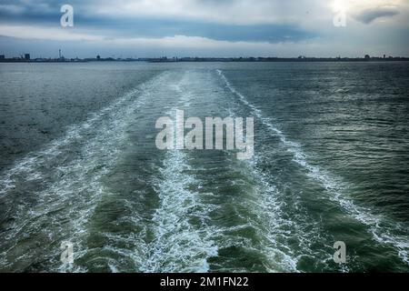 una nave da crociera che lascia il porto visto dalla ringhiera Foto Stock